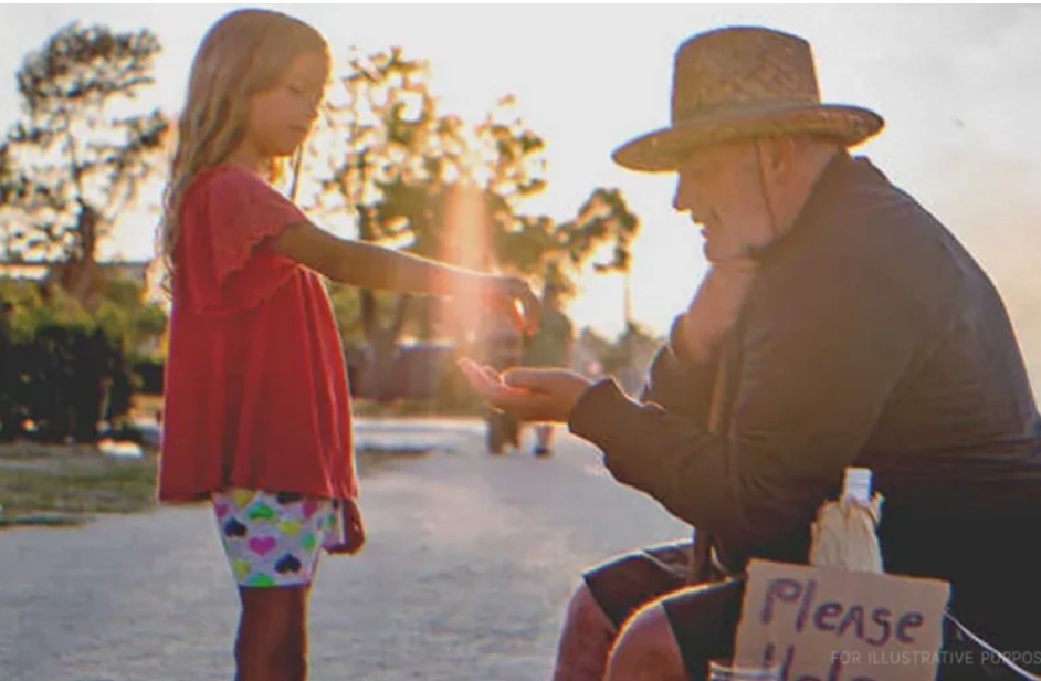 Little Girl Defends Beggar From Gang Members, One of Them Knocks on Her ...